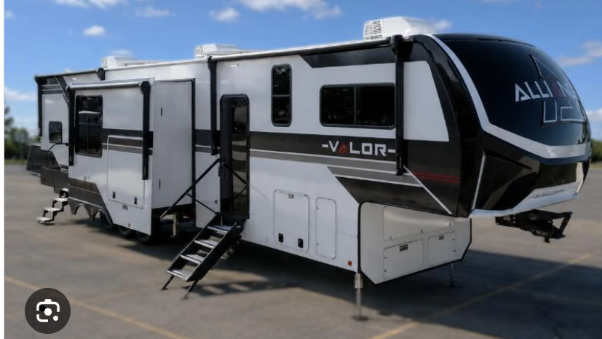Extra-extra large fifth-wheel camper